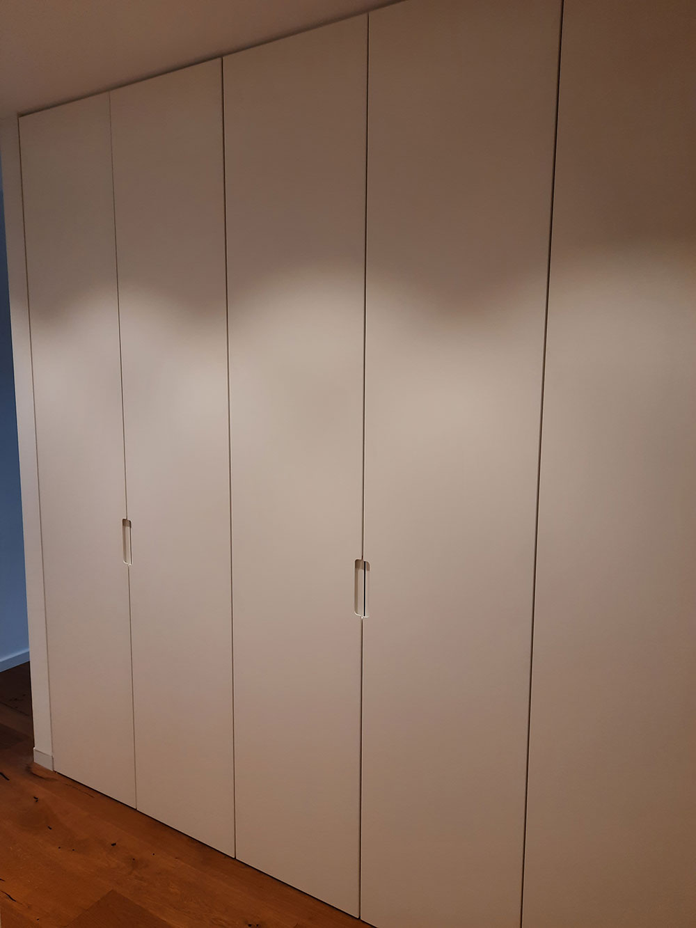 grosser_schrank_in_weiss.jpg