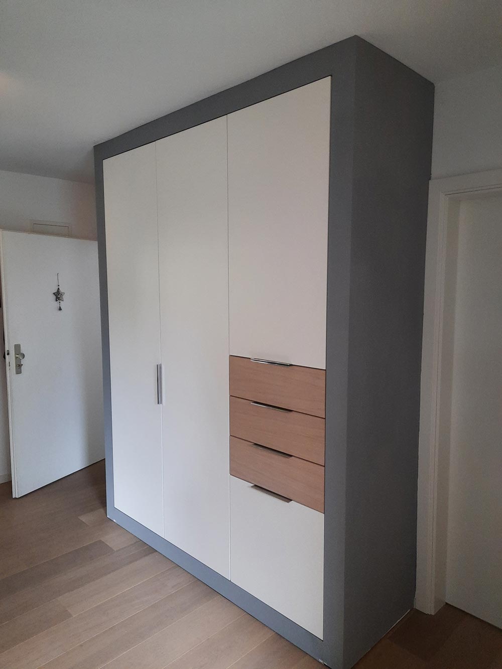 kleiderschrank_mit_verschiedenen_holzvarianten.jpg